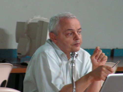 <p>ouvre l'Assemblée Générale</p>